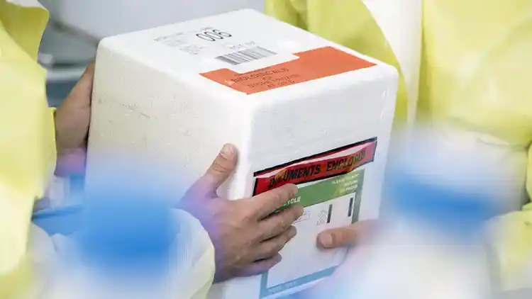 Schachtel mit speziellen Pflegeetiketten