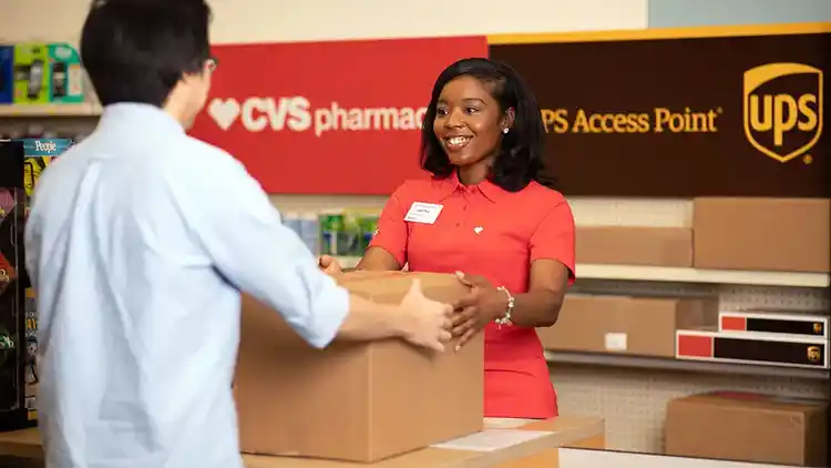 Persona en el mostrador de UPS Store