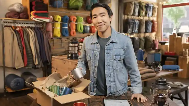 Un hombre en una tienda minorista