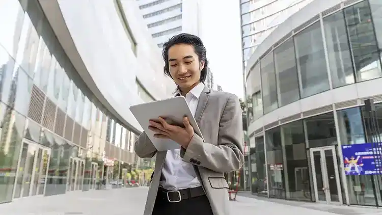 Un hombre de negocios rastrea envíos internacionales en su computadora portátil.