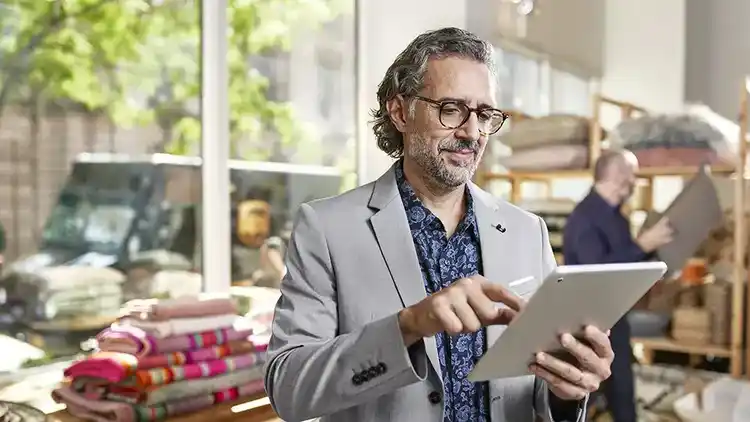 Persona de negocios viendo U-P-S en una tableta.