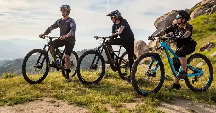 Tres adultos disfrutan un paseo en bicicleta