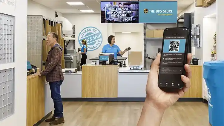 Persona preparándose para escanear un código QR de UPS en The UPS Store.