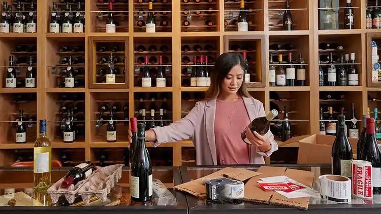 Mujer enviando vino con UPS