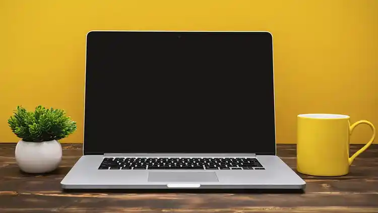 Computadora portátil en un escritorio